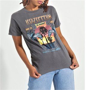 Led Zeppelin In Concert 1977 metal rock Official Boyfriend T-Shirt XL NWT